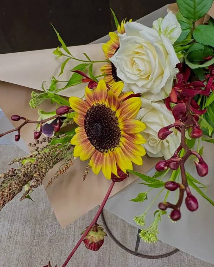 ひまわりとバラの花束