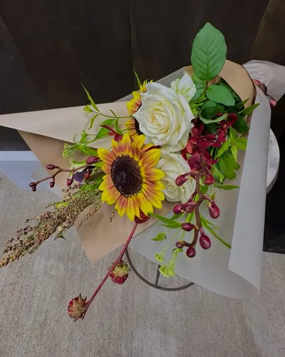ひまわりとバラの花束