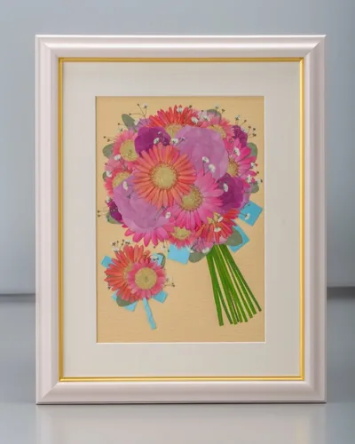 花束を押し花（プレスフラワー）にして額に入れた作例